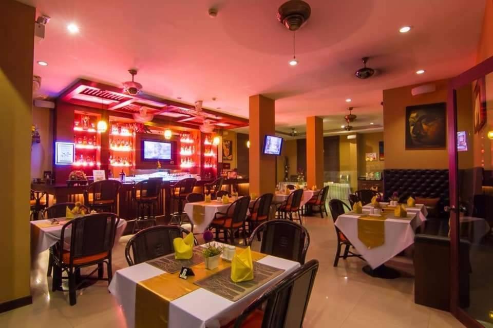 Patong Hemingways Hotel Exterior photo