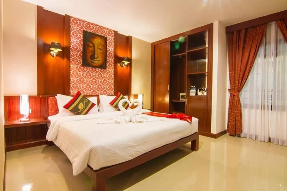 Patong Hemingways Hotel Exterior photo