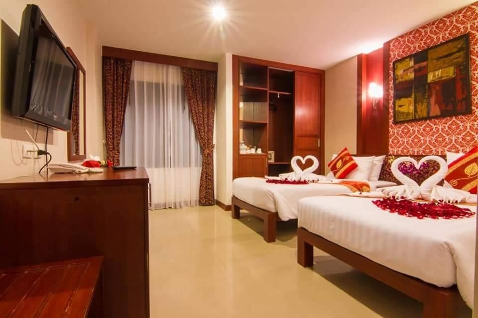 Patong Hemingways Hotel Exterior photo