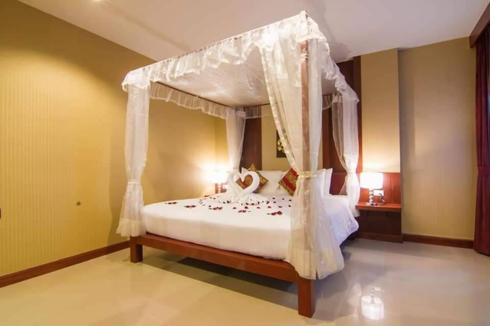 Patong Hemingways Hotel Exterior photo