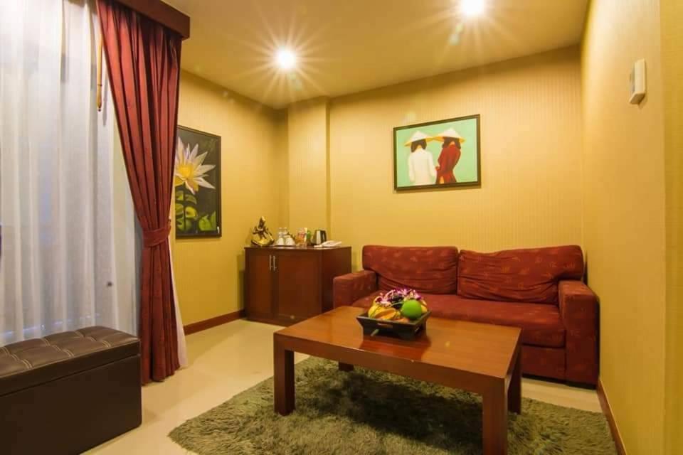 Patong Hemingways Hotel Exterior photo