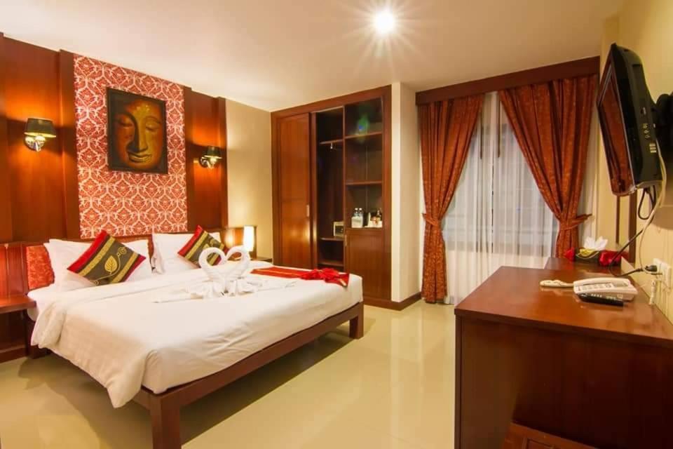 Patong Hemingways Hotel Exterior photo