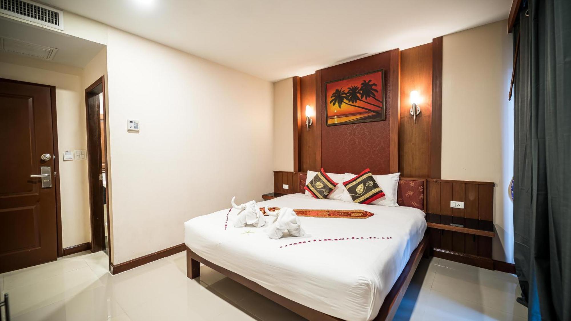 Patong Hemingways Hotel Exterior photo