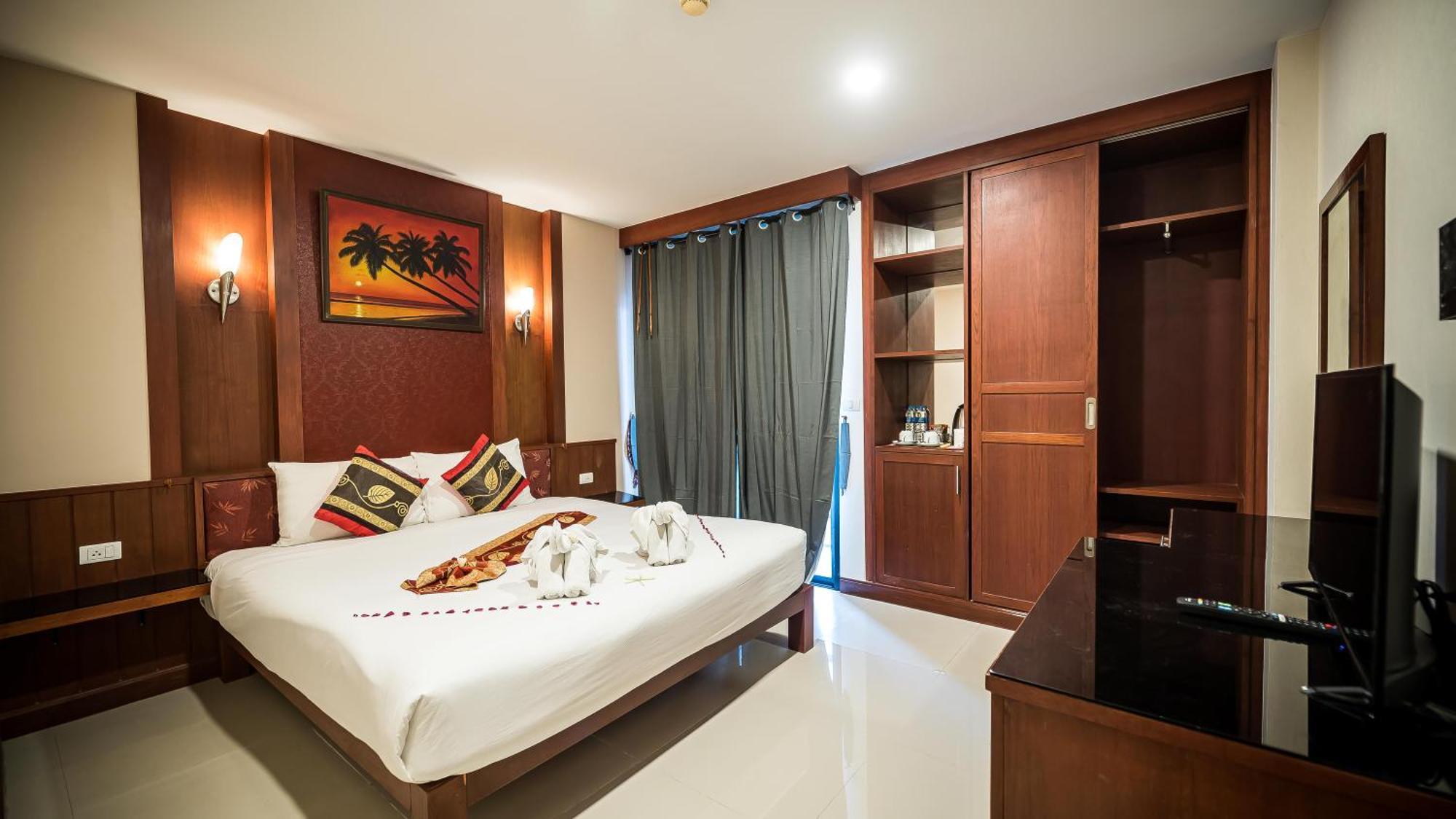 Patong Hemingways Hotel Exterior photo