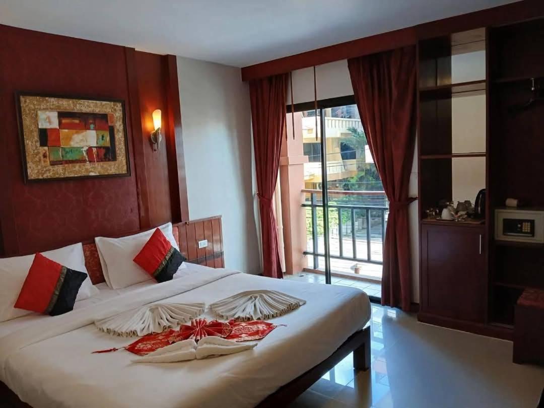 Patong Hemingways Hotel Exterior photo